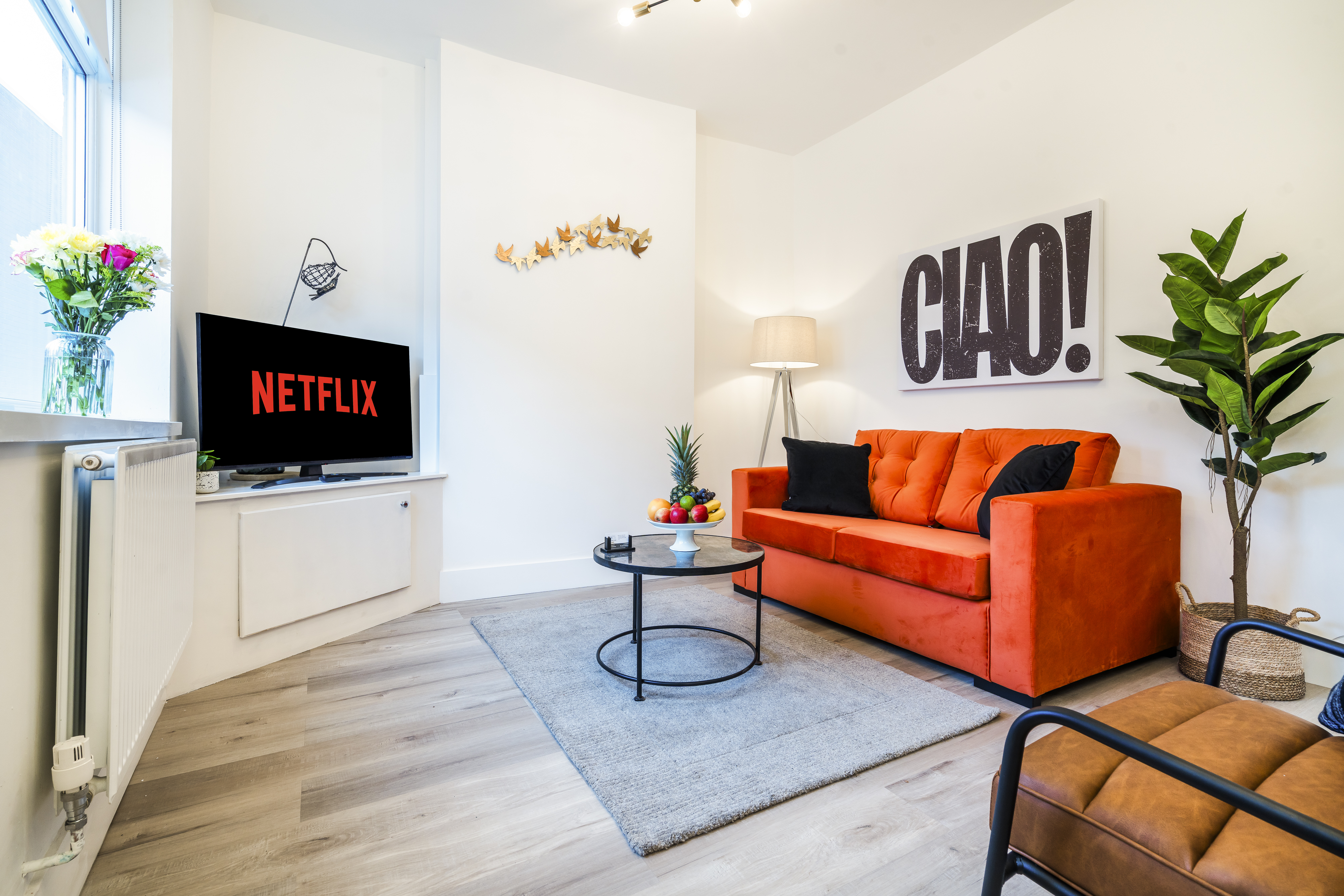 The Weaver bold living room with vibrant decor - self-catering rental Newcastle-under-Lyme